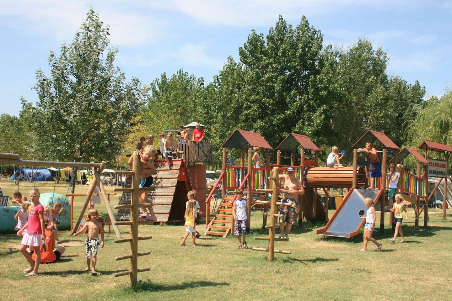 Camping Badiaccia - Kinderspielplatz mit Kletterburgen, Rutschen und Schaukeln auf dem Campinggelände