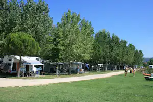 Camping Badiaccia - Wohnwagen- und Zeltstellplatz unter Bäumen