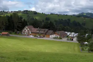 Camping Bächli - Blick auf die Gebäude des Campingplatzes und die Stellplätze im Hintergrund