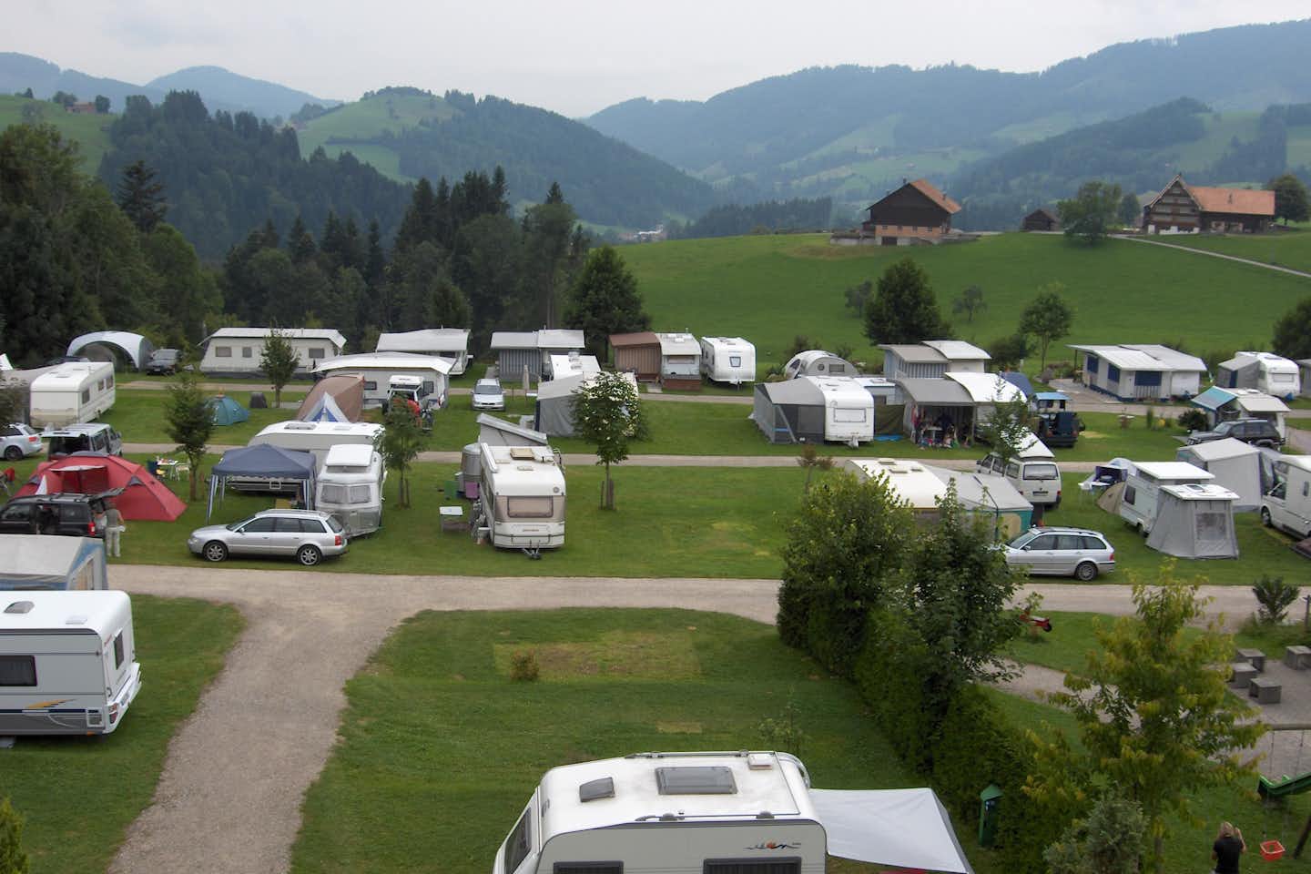 Camping Bächli - Luftaufnahme auf die Wohnwagen- und Zeltstellplätze des Campingplatzes