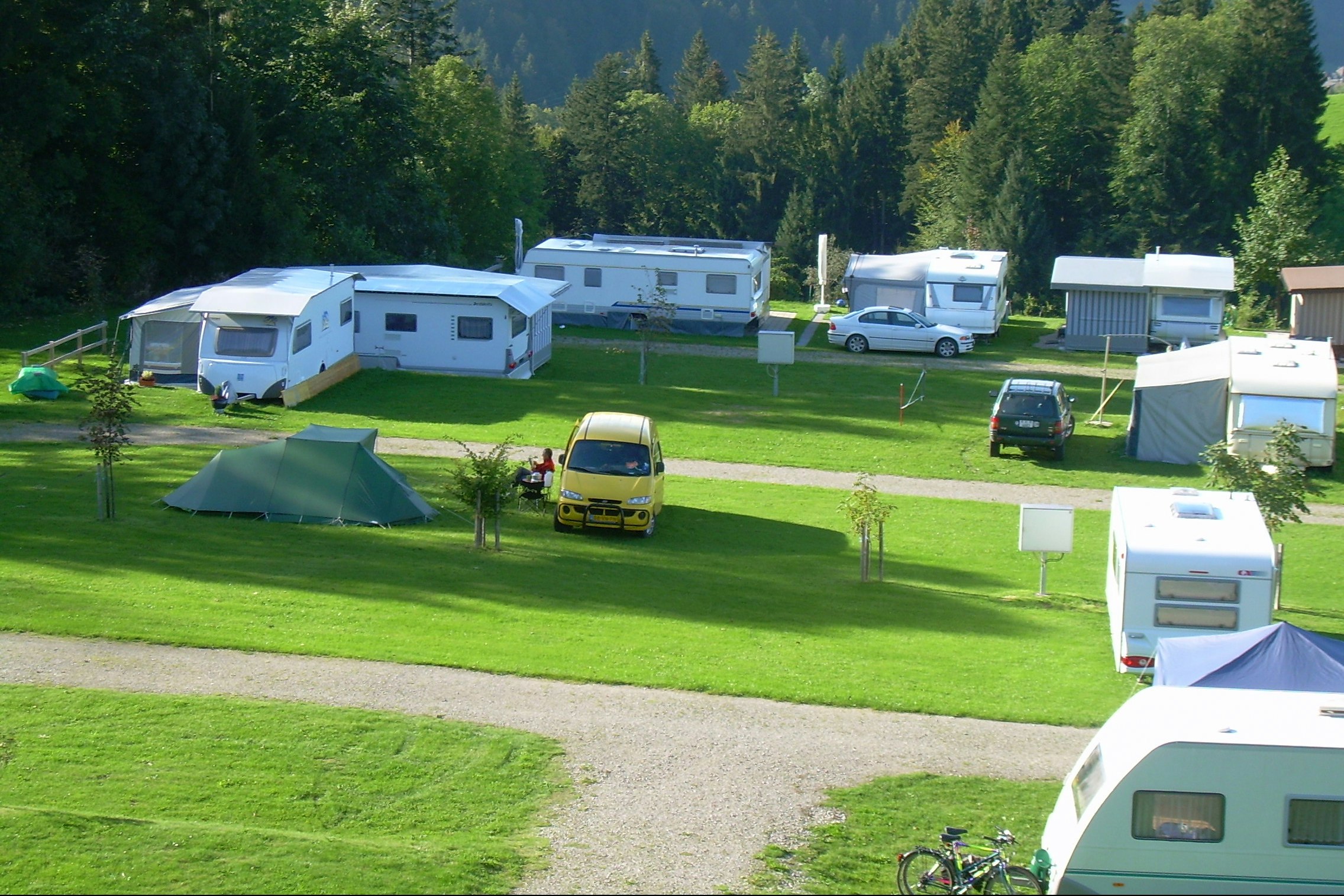 Camping Bächli - Stellplätze mit Wohnwagen darauf