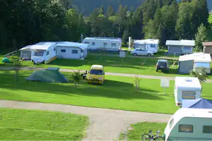Camping Bächli - Stellplätze mit Wohnwagen darauf