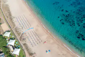Camping Village Baia Blu la Tortuga - Campingplatz am Meer aus der Vogelperspektive