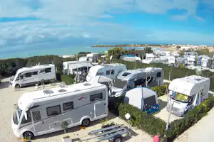 Camping Baia Dei Coralli - Luftaufnahme vom Stellplatz auf dem Campingplatz mit Meerblick