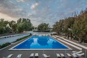 Camping Baia Dei Coralli - Pool vom Campingplatz mit Liegestühlen