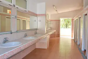 Camping Baia dei Lombardi - Innenraum des Sanitärgebäudes mit Waschbecken und Toilettenkabinen