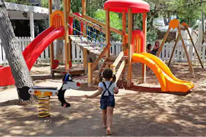 Camping Baia dei Lombardi - Kinderspielplatz mit Kletterburg und Rutsche