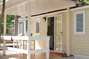 Camping Baia dei Lombardi - Mobilheim mit überdachter Veranda auf dem Campingplatz