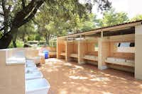 Camping Baia di Campi - Waschbecken im Freien am Sanitärgebäude