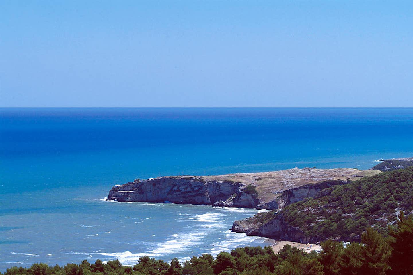 Camping Baia San Nicola - Blick auf das Mittelmeer und eine Klippe