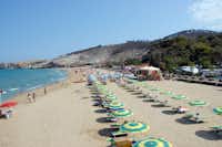 Camping Baia San Nicola - Strand des Mittelmeers mit Liegestühlen und Sonnenschirmen