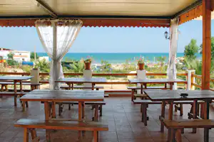 Camping Baia San Nicola - überdachte Terrasse mit Sitzgelegenheiten und Meerblick