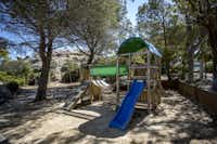 Camping Baia Saraceno  -  Spielplatz vom Campingplatz zwischen Bäumen