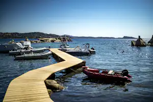 Camping Baia Saraceno - Boote am Steg vom Campingplatz auf dem Mittelmeer