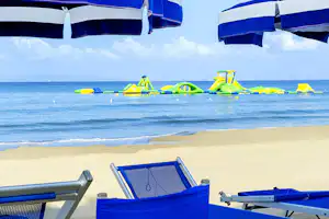 Camping Baia Verde - Strand des Gardasees mit Plastik Spielinseln im Wasser