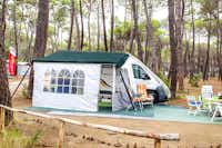 Camping Baia Verde - Wohnmobil mit Vorzelt unter Bäumen 