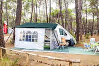 Camping Baia Verde - Wohnmobil mit Vorzelt unter Bäumen 