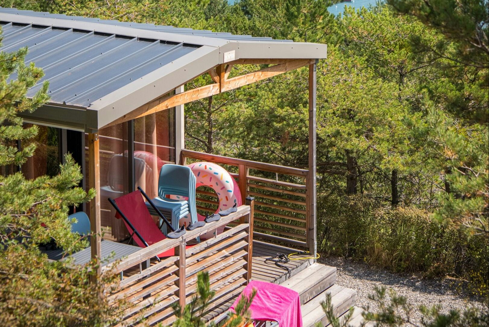 Camping Baie de la Chapelle - Blick auf ein Mobilheim mit Terrasse