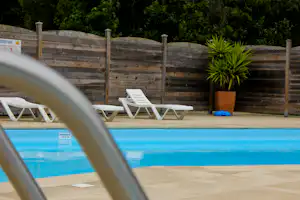 Camping Baie de Térénez - Pool vom Campingplatz mit Liegestühlen in der Sonne