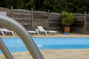 Camping Baie de Térénez - Pool vom Campingplatz mit Liegestühlen in der Sonne