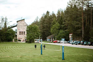 Camping Baili - Volleyballfeld im Grünen auf dem Campingplatz
