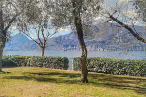 Camping Baldo - Wiese mit Blick auf die Berge