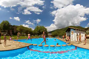 Camping Baliera - Kinder spielen auf dem Pool auf dem Campingplatz