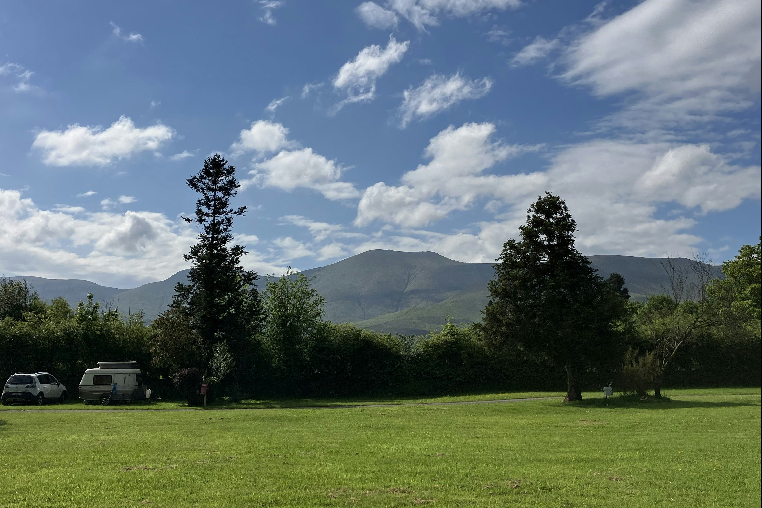 Ballinacourty House Caravan & Camping  Camping Ballinacourty House - Standplatzwiese auf dem Campingplatz