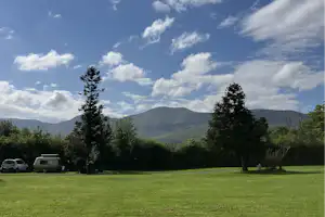 Ballinacourty House Caravan & Camping Camping Ballinacourty House - Standplatzwiese auf dem Campingplatz