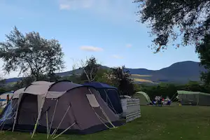 Camping Ballinacourty House - Zelte auf der Zeltwiese des Campingplatzes