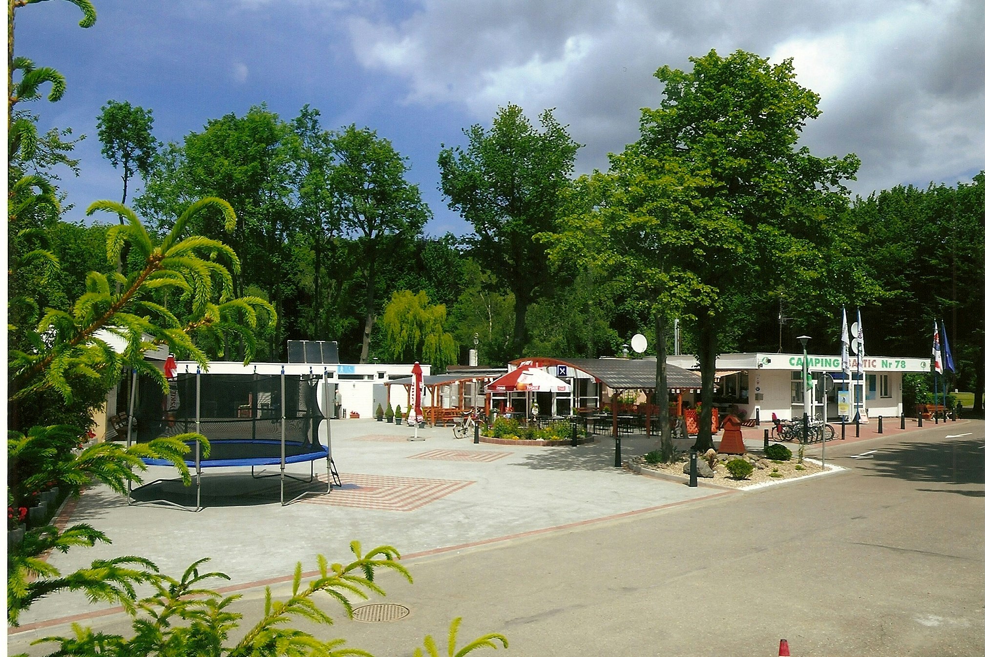 Camping Baltic (Nr. 78) - Rezeption des Campingplatzes, daneben ein Bistro, im Vordergrund ein Trampolin