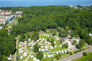 Camping Baltic (Nr. 78) - Vogelperspektive auf den Campingplatz mit Ostsee im Hintergrund
