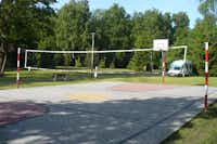 Camping Baltic (Nr. 78) - Volleyballplatz und Basketballkorb auf dem Campinggelände