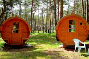 Camping Banzelvitzer Berge - Schlaffässer auf dem Campingplatz