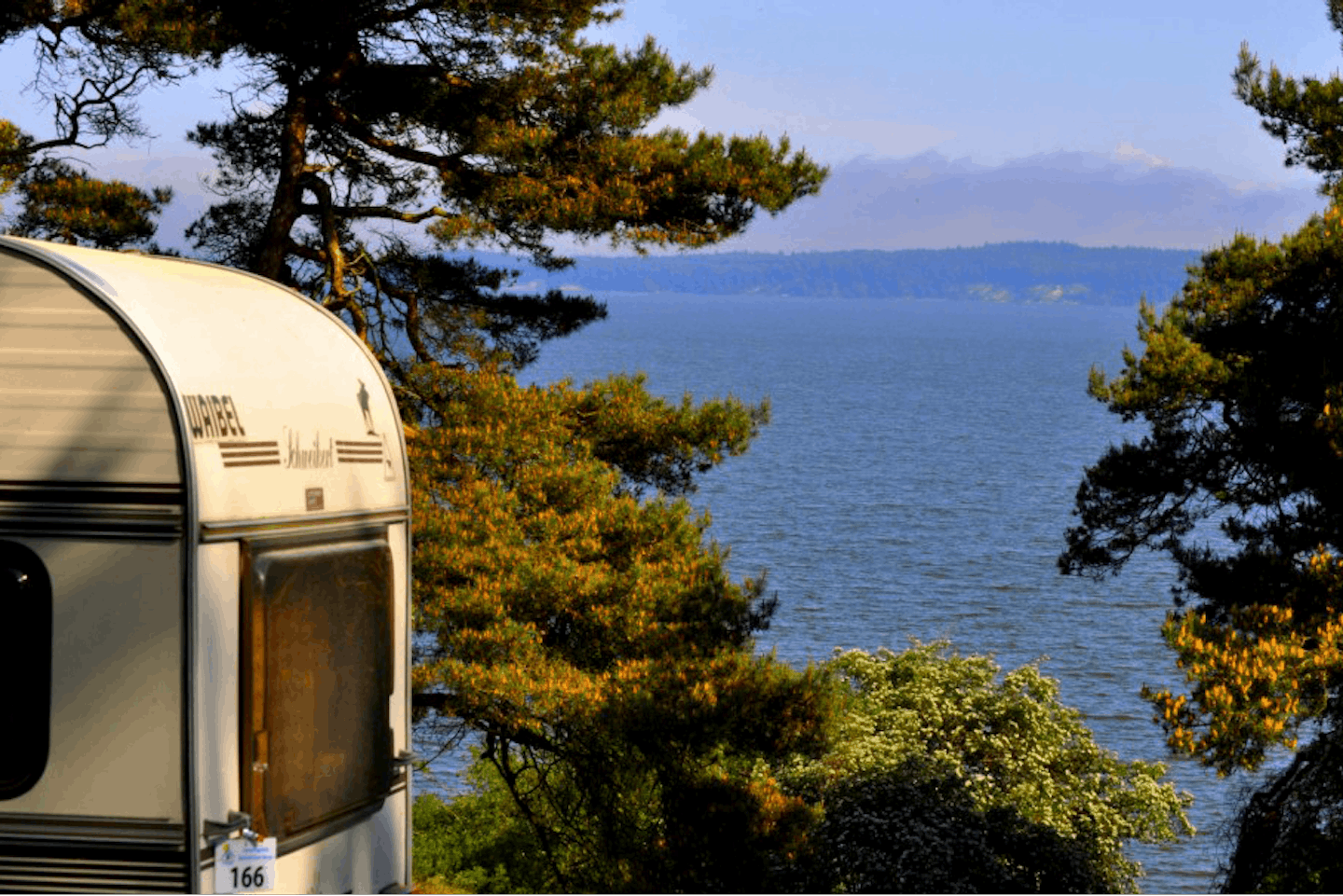 Camping Banzelvitzer Berge - Wohnwagen- und Zeltstellplatz mit Blick auf das Meer