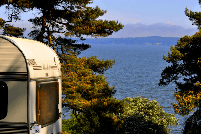 Camping Banzelvitzer Berge - Wohnwagen- und Zeltstellplatz mit Blick auf das Meer