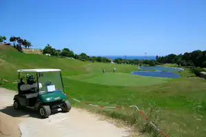 Camping Barcelona - Golfplatz am Campingplatz mit Blick auf das Mittelmeer