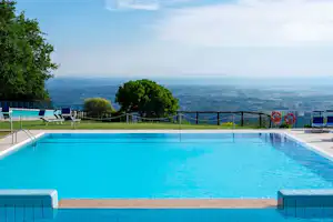 Camping Barco Reale - Pool vom Campingplatz mit Blick auf die umliegende Landschaft