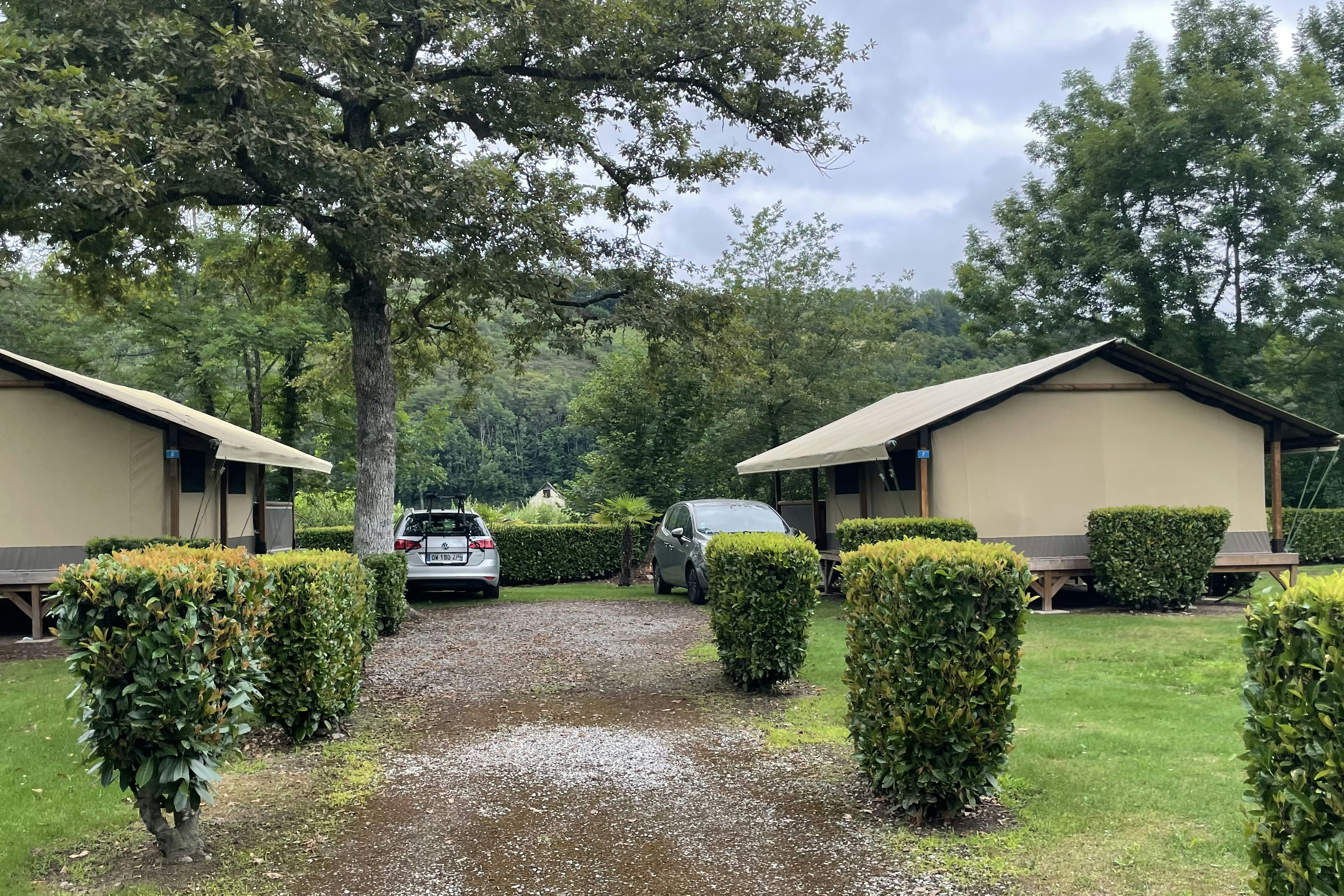 Camping Baretous-Pyrénées - Mobilheime mit Pkw Parkplätzen auf dem Campingplatz