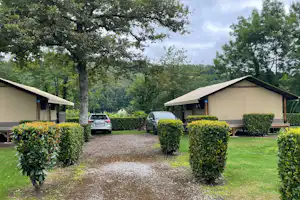Camping Baretous-Pyrénées - Mobilheime mit Pkw Parkplätzen auf dem Campingplatz