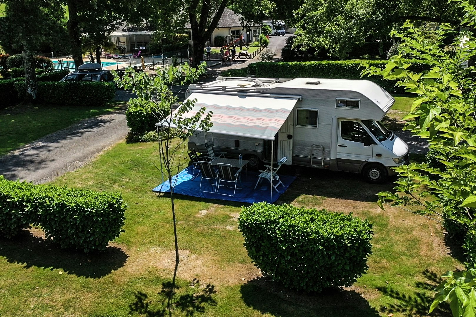 Camping Baretous-Pyrénées - Standplatz mit Wohnmobil auf dem Campingplatz