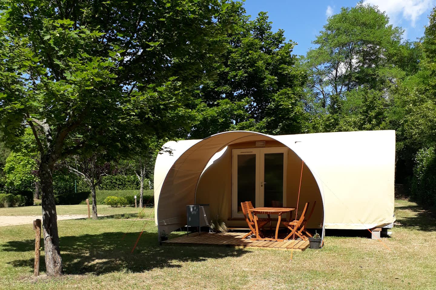 Camping Base de Loisirs d'Iloa - Glamping Mobilheim neben einem Baum auf dem Campingplatz