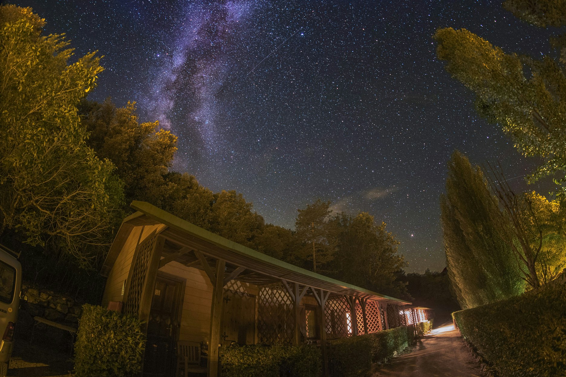 TAIGA Bassegoda Park  Camping Bassegoda Park - Blick auf Bungalows unter klarem Sternenhimmel