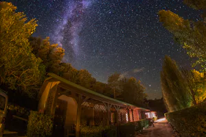 TAIGA Bassegoda Park Camping Bassegoda Park - Blick auf Bungalows unter klarem Sternenhimmel