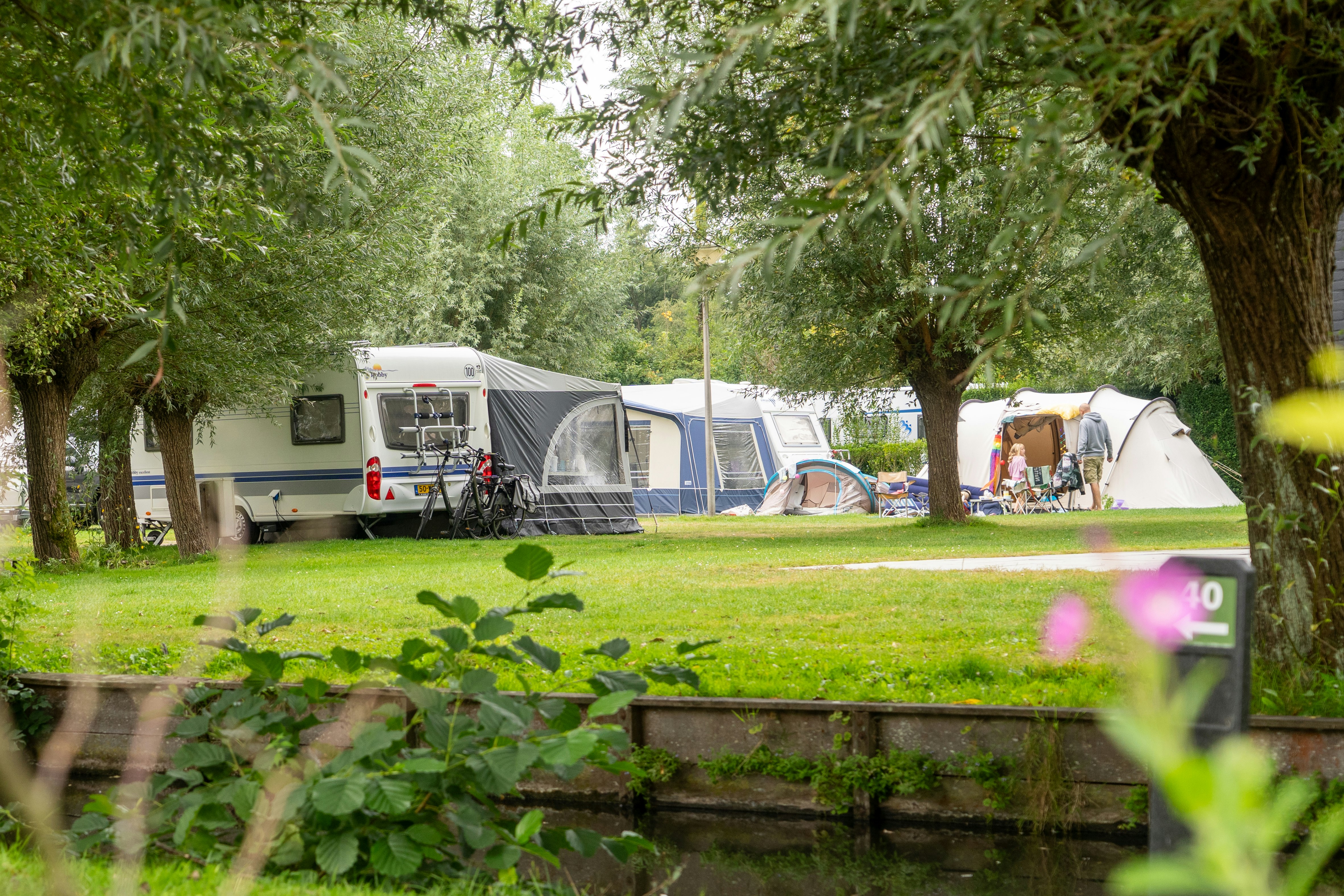 Camping Batenstein  BijBatenstein stadscamping Woerden - Standplätze zwischen den Bäumen auf dem Campingplatz