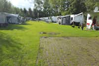 Camping Batenstein - Zelt- und Wohnwagenstellplatz umringt von Wald auf dem Campingplatz