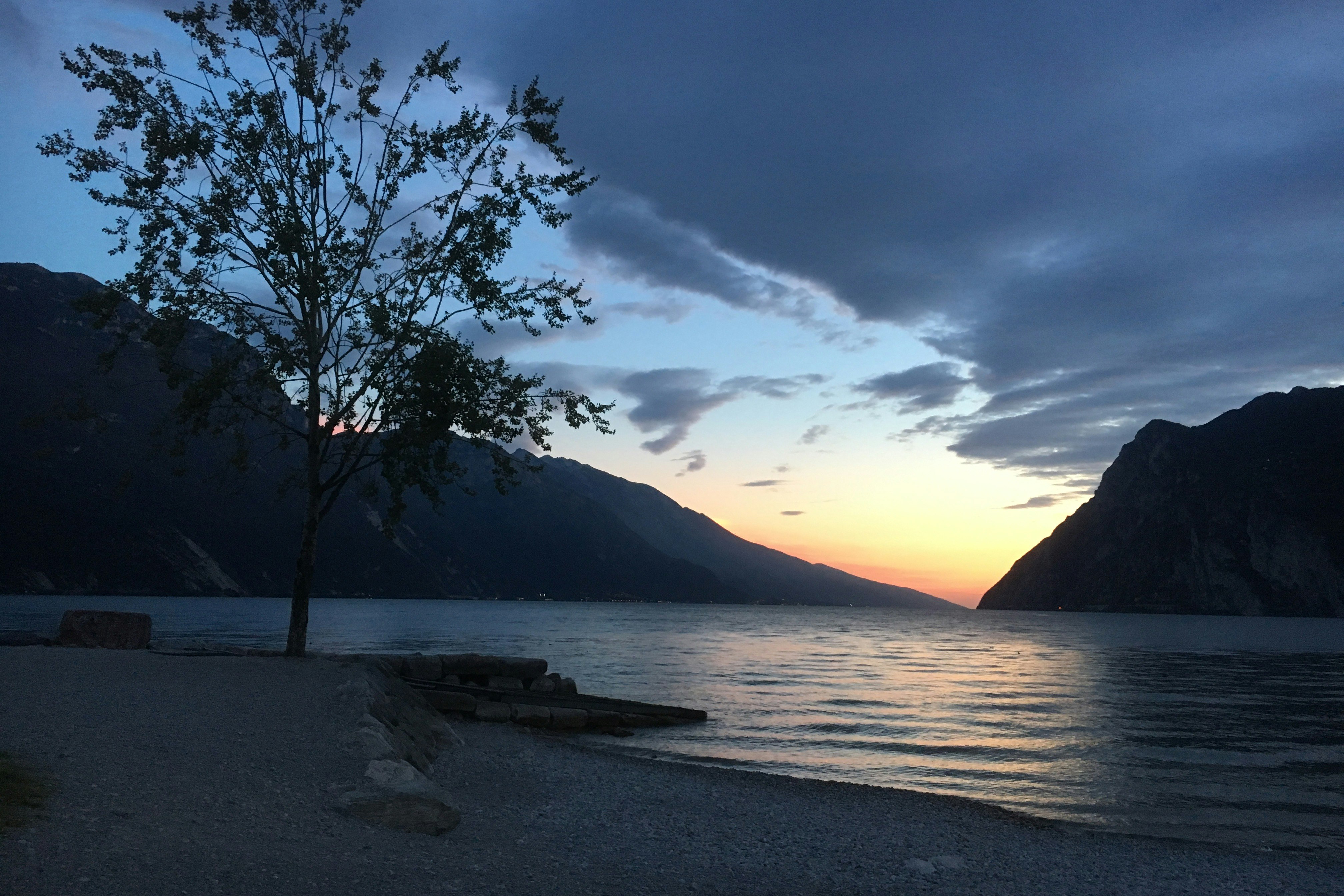 Camping Bavaria - Blick auf den Gardasee vom Campingplatz am Abend