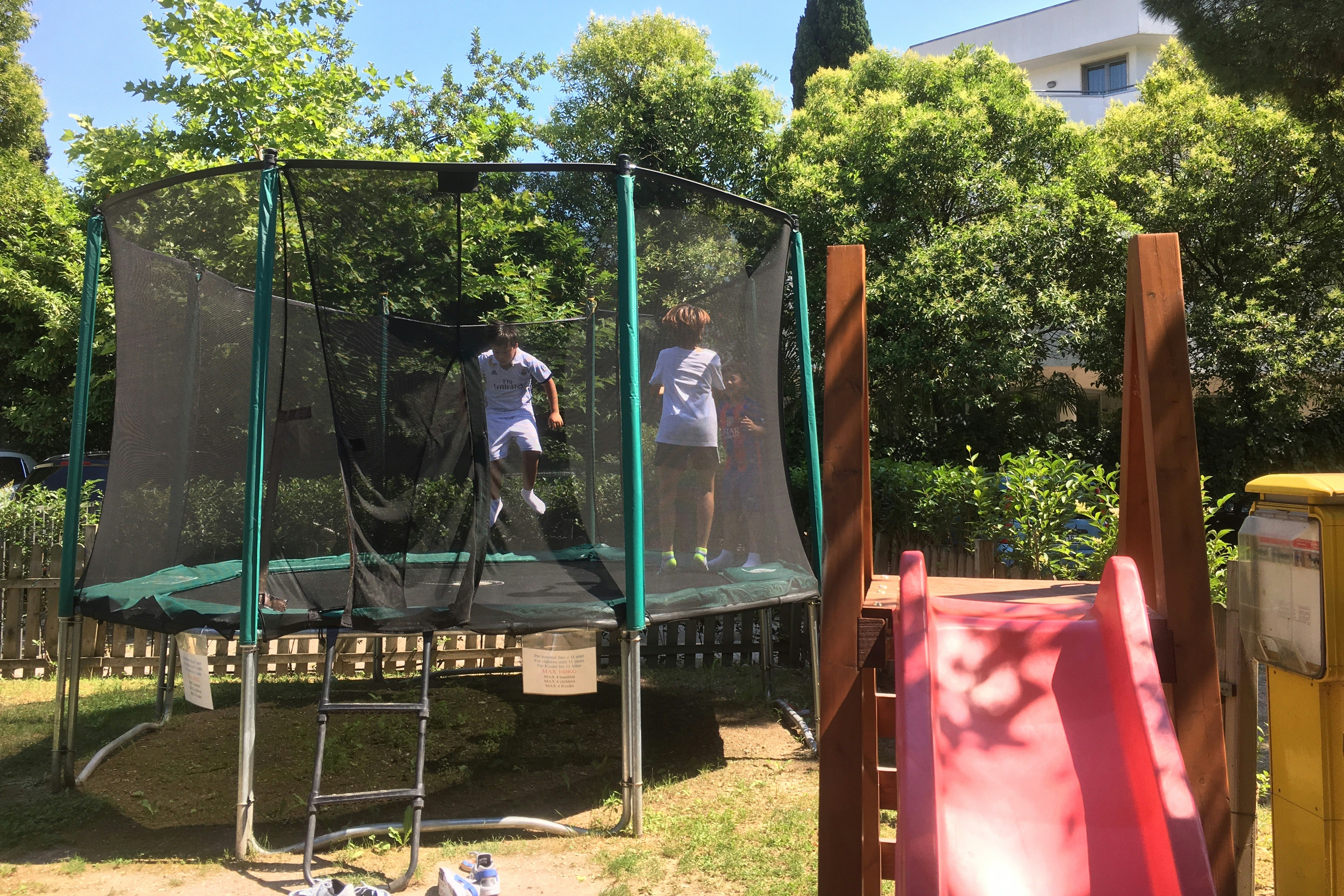 Camping Bavaria - Spielplatz vom Campingplatz mit Rutsche und Trampolin