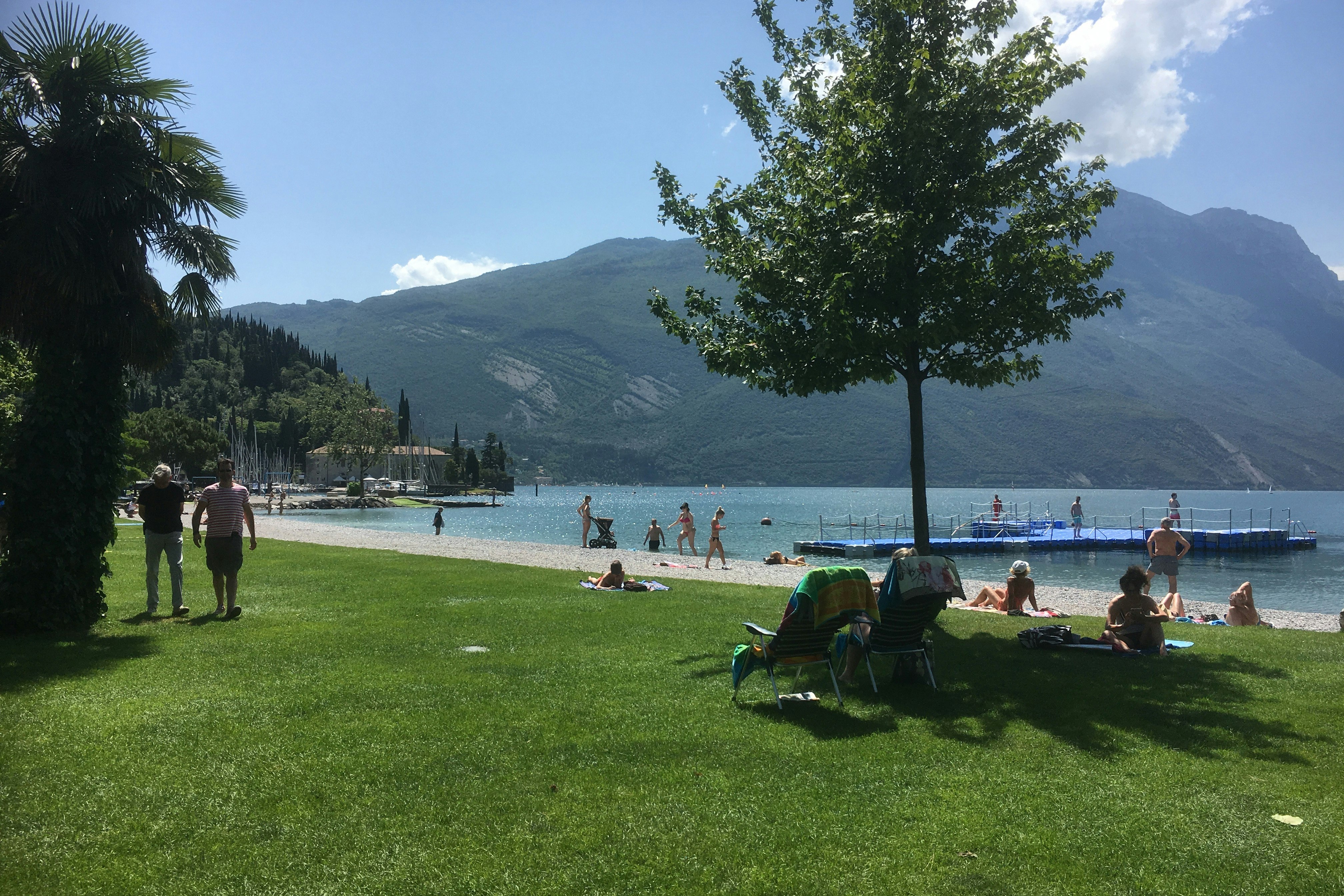 Camping Bavaria - Wiese, Steg und Bootsanlegestelle am Strand vom Campingplatz am Gardasse