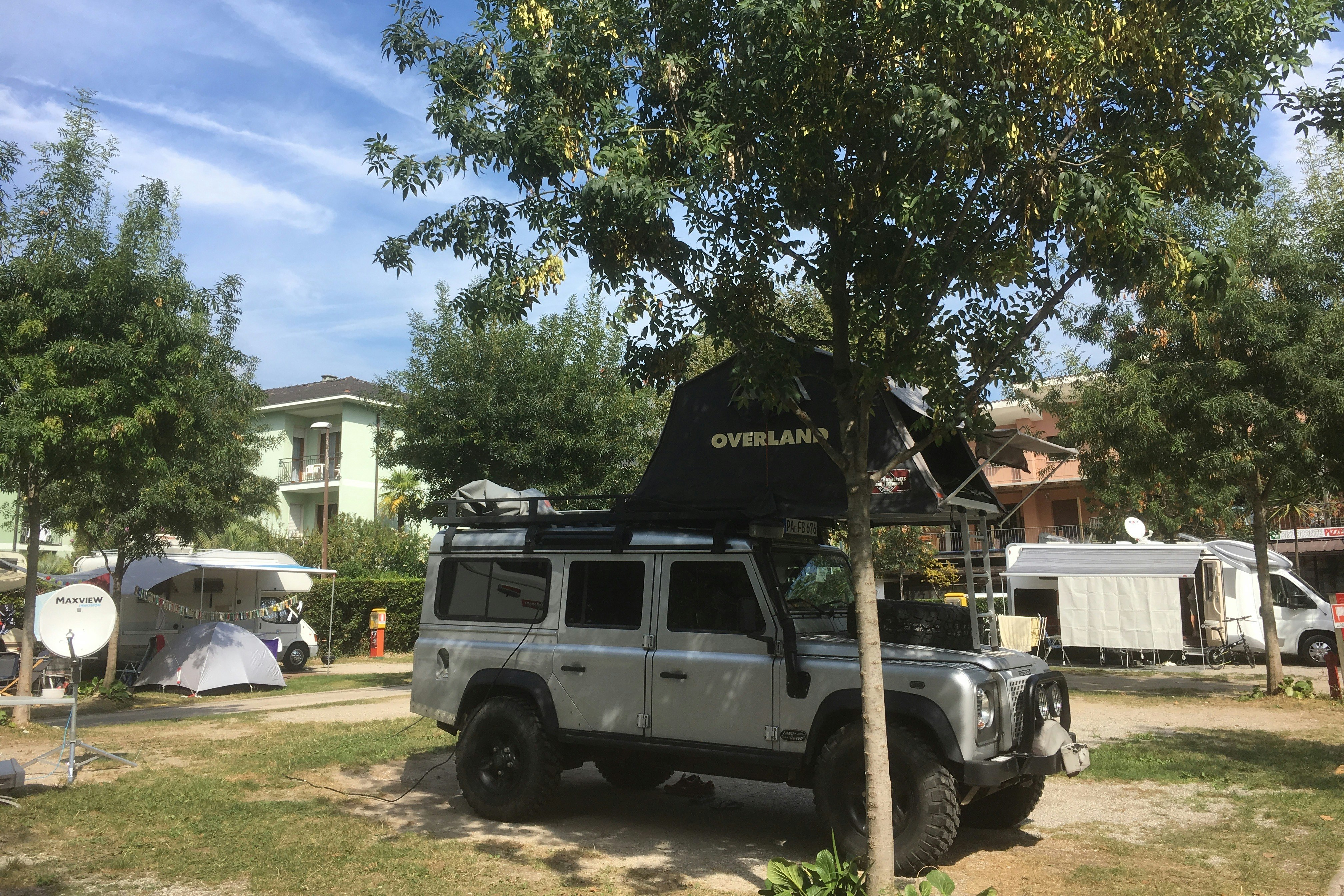 Camping Bavaria - Wohnmobil auf dem Wohnwagenstellplatz vom Campingplatz im Schatten von Bäumen